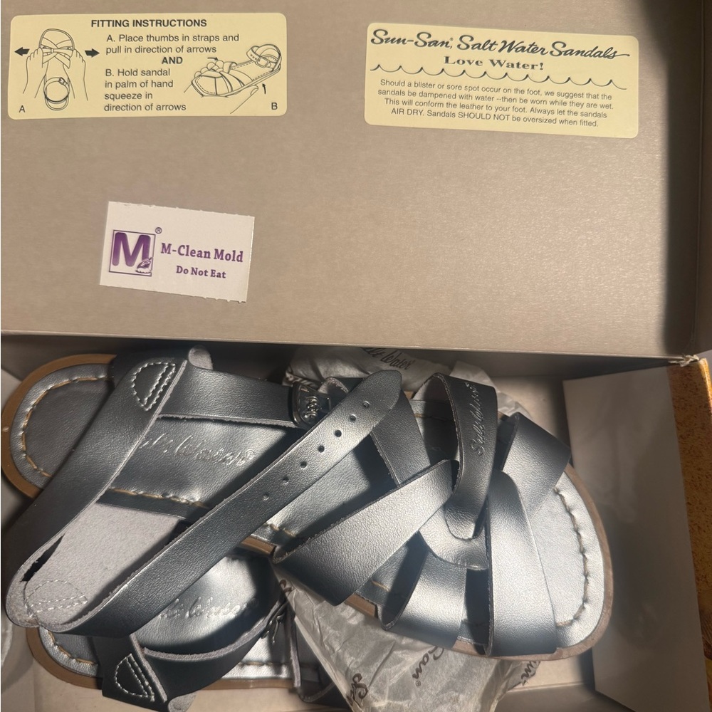 Saltwater sandal size 4